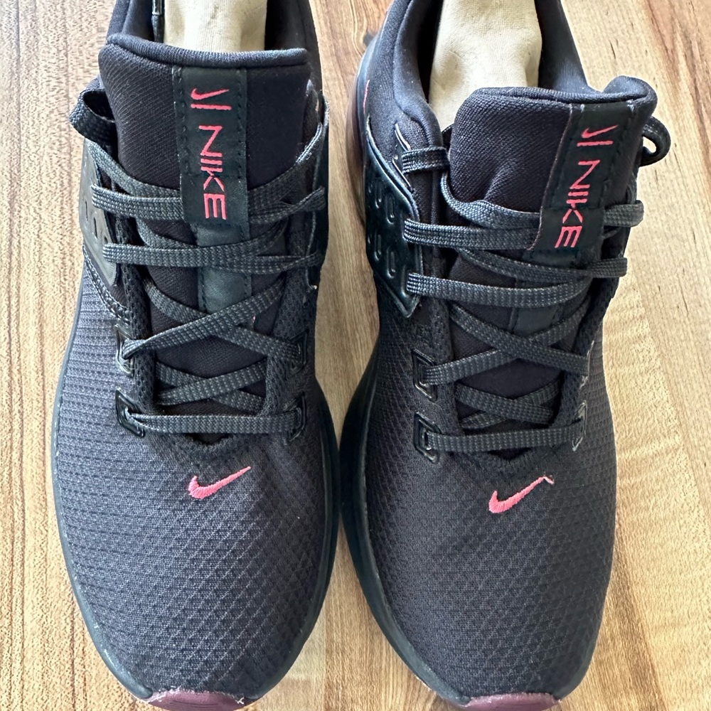 Nike Air Max Size 7.5 ladies Sneakers Black These shoes are in great condition.
